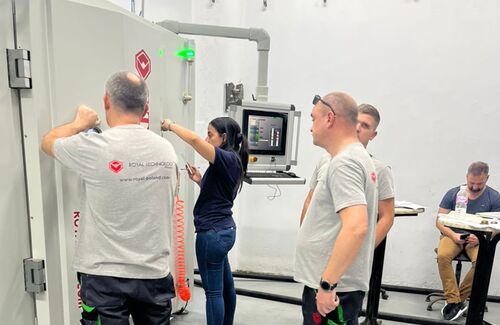 Últimas noticias de la empresa sobre Mejore la eficiencia del recubrimiento y la calidad de la película con recubridores por evaporación térmica de Royal Technology