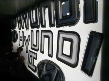 Vacío de Pvd Chrome que metaliza el logotipo automotriz de la máquina que croma la orientación vertical