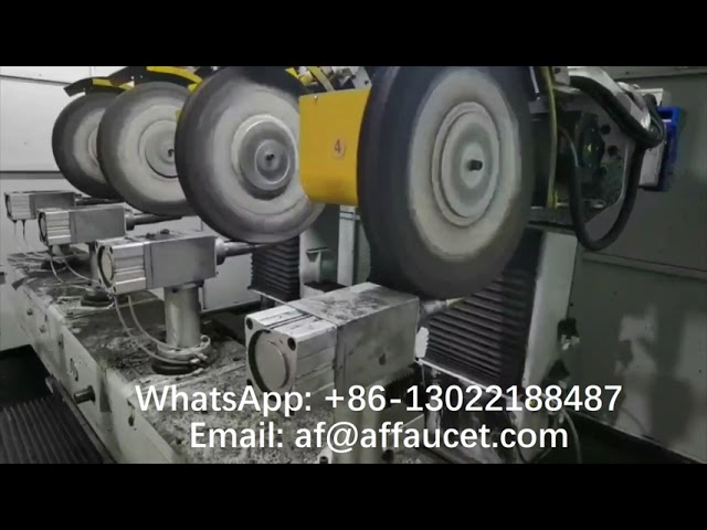 Grifos de cobre amarillo que pulen la maquinaria industrial automatizada con alto brillo